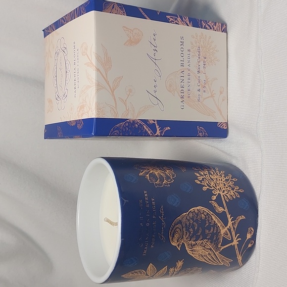 Jane Austen Other - JANE AUSTEN scented candle, burn time: 50 hrs, Gardenia Blooms, soy & coco wax